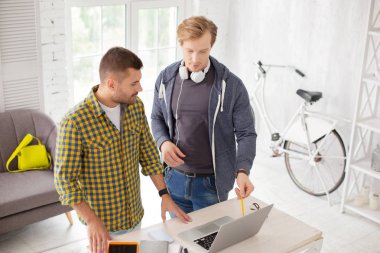 Erkek meslektaşları rapor tartışırken odaklı