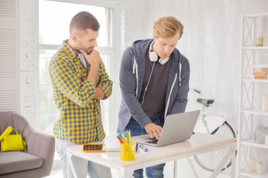 Düşünceli erkek meslektaşları cevap yazarak