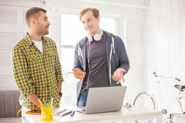 Mutlu erkek meslektaşları yeni strateji tanıtımı