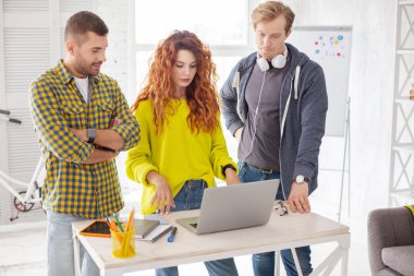 Çevrimiçi toplantı sahip üç meslektaşları odaklı