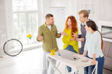 Dört meslektaşları sorun tartışmakta söz konusu