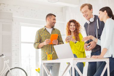 Neşeli dört arkadaşları işten rahatsız edici