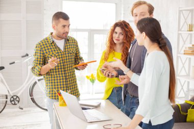 Akıllı dört iş arkadaşlarınızla işbirliği