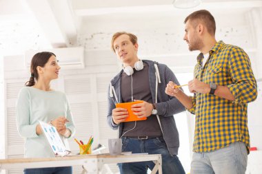 İlham üç meslektaşları strateji değiştirme