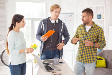 Üç meslektaşları şirketin yardımcı odaklı