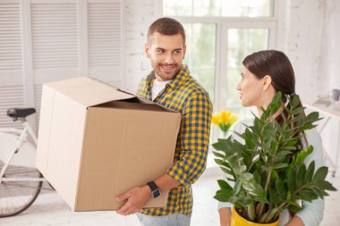 Seven mutlu çift eşyalarını getiriyor