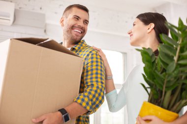 Büyüleyici neşeli çift daire kiralamak