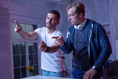 Ciddi erkek meslektaşları yönünü değiştirme