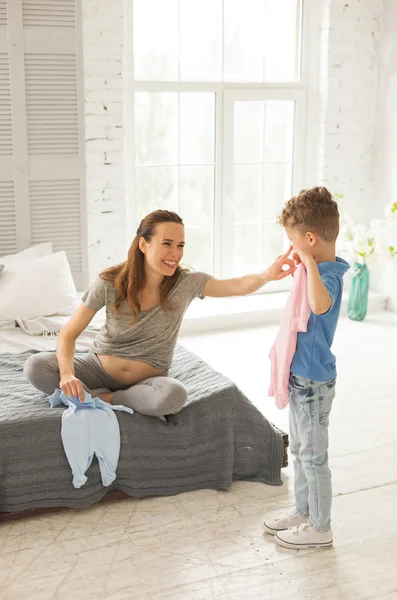 Skrattande gravid kvinna känsla oförglömlig spendera tid med son — Stockfoto
