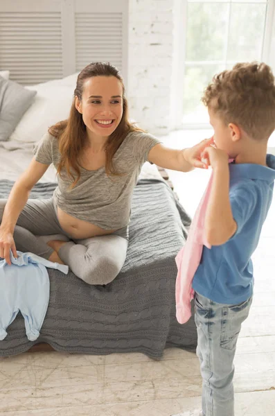 Mörkhårig havande kvinna utgifterna trevlig dag med son — Stockfoto