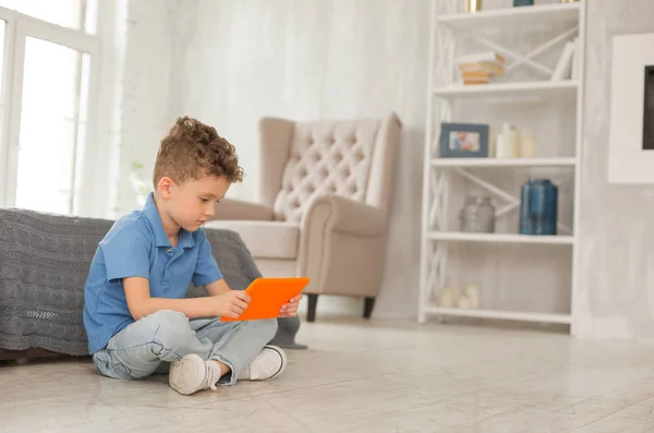 Pequeño chico inteligente viendo dibujos animados educativos —  Fotos de Stock