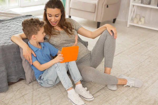 Hamile anne oğlunu çizgi film izlerken katılmadan