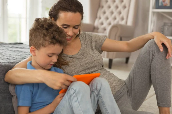 Vårdande kärleksfull mor kramar hennes smart pojke — Stockfoto