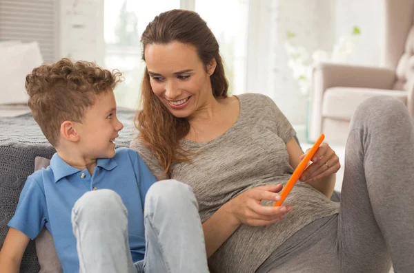 Gülümseyen bakım anne tatlı oğlunu arıyor