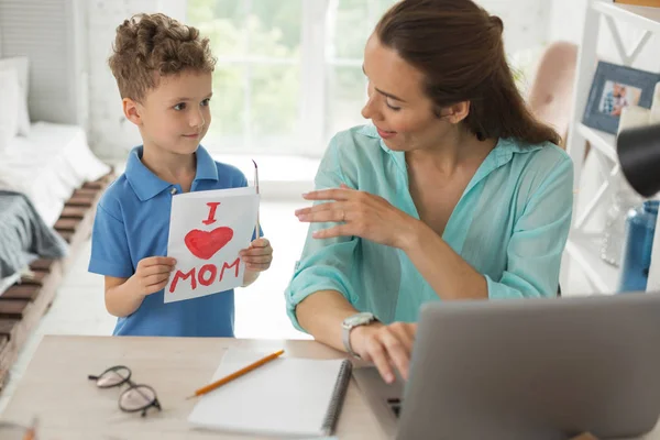 Madre independiente recibiendo regalo de su pequeño hijo —  Fotos de Stock