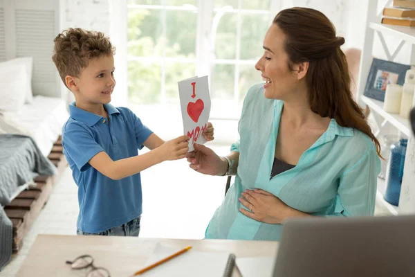 Künftige Mutter erhält Ärger von jüngerem Sohn — Stockfoto