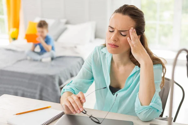 Occupato lavoro donna di famiglia con forte mal di testa — Foto Stock