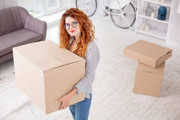 Mujer atractiva feliz preparándose para mudarse —  Fotos de Stock