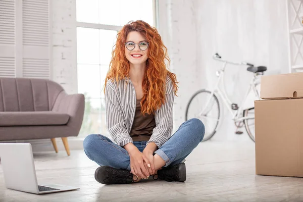 Positieve blij vrouw verpakking bezittingen — Stockfoto