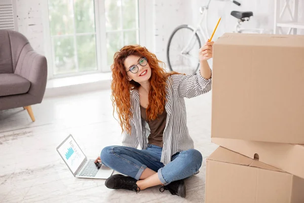 Mutlu iyimser kadın eşyaları incelenmesi