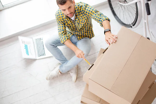 Attentive focused man managing boxes — Stock Photo, Image