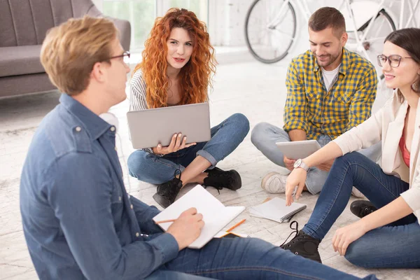 Mutlu dört Öğrenciler proje tartışıyor