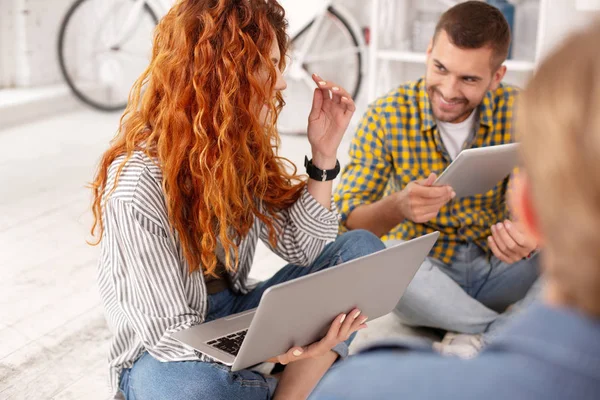 Agradable tres estudiantes que estudian en casa — Foto de Stock