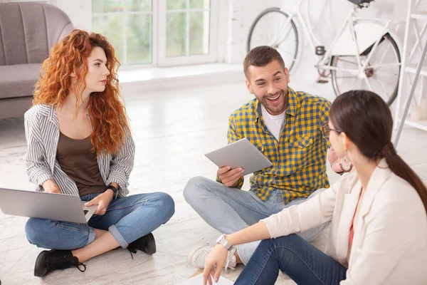 Jolly tre studenter generera idéer — Stockfoto