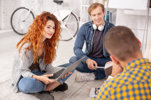 Inteligentes três estudantes chegando com plano — Fotografia de Stock