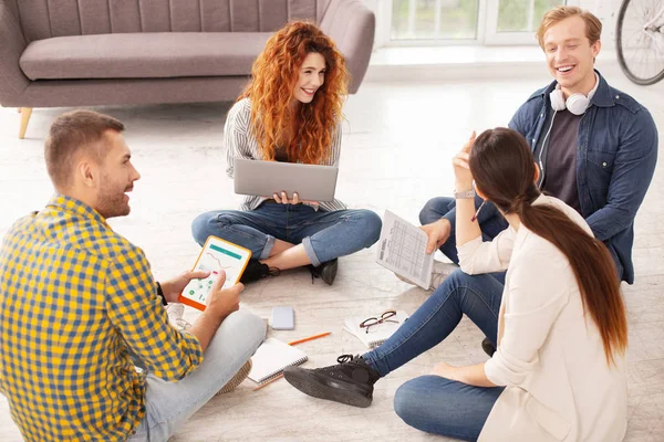 Neşeli dört öğrenci veri derleme