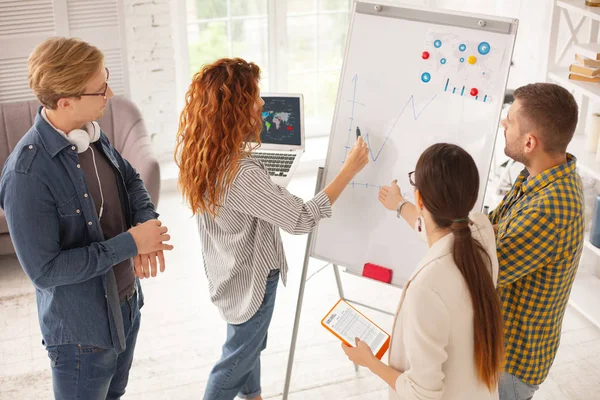 Ambiciózní čtyři kolegové pracují na grafiku — Stock fotografie