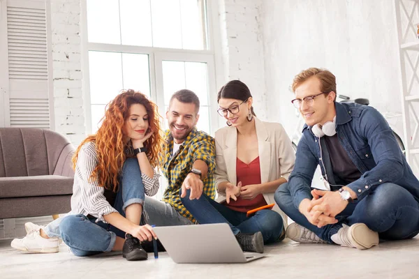 Gay four colleagues watching presentation — Stock Photo, Image