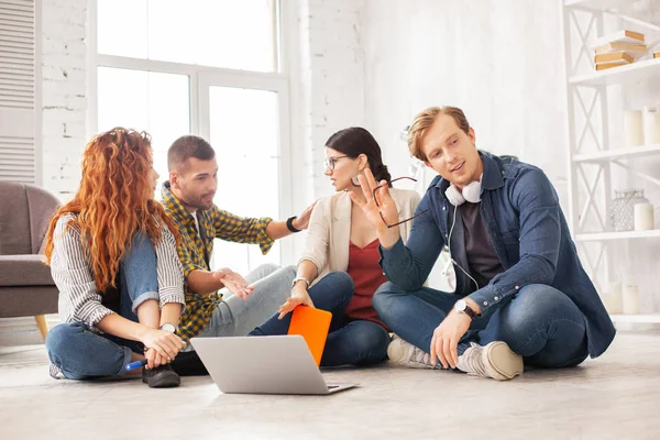 Eksileri hakkında konuşmaya hevesli dört iş arkadaşları