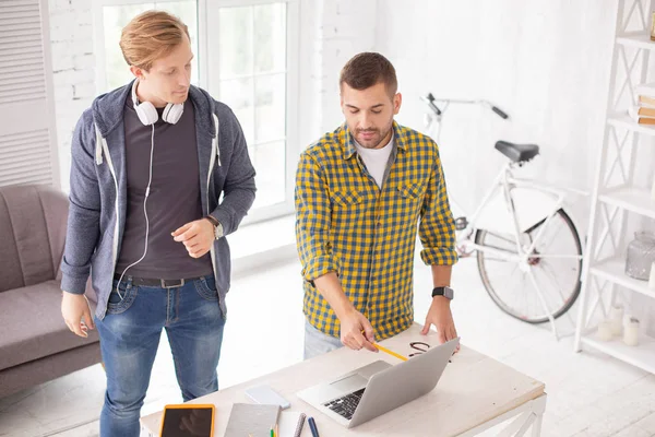 Düşünceli erkek meslektaşları beyin fırtınası