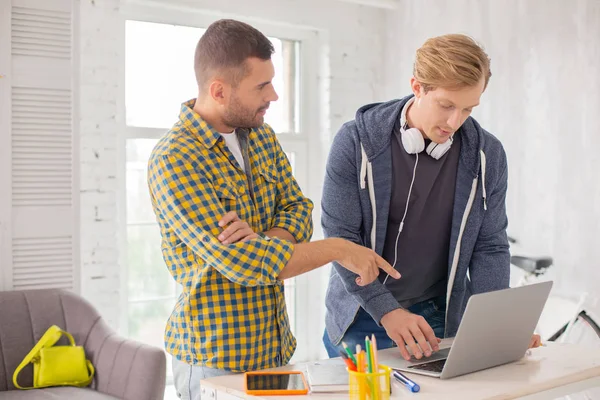 Erkek meslektaşları rapor yazmaya konsantre