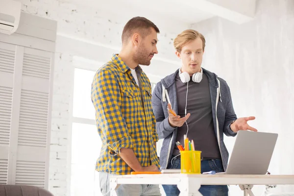 Besinnliche männliche Kollegen diskutieren über Kunden — Stockfoto