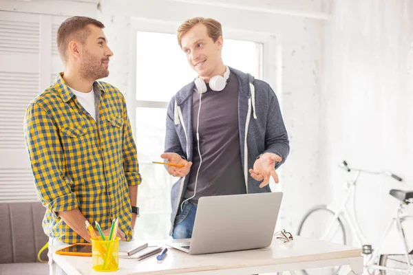 Mutlu erkek meslektaşları yeni strateji tanıtımı