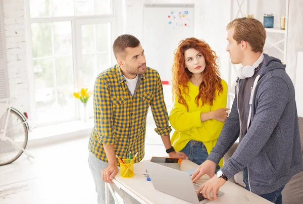 Tres colegas serios que enfrentan un problema — Foto de Stock