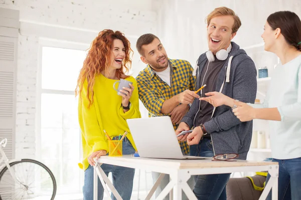 Coşkulu dört arkadaşları dalga