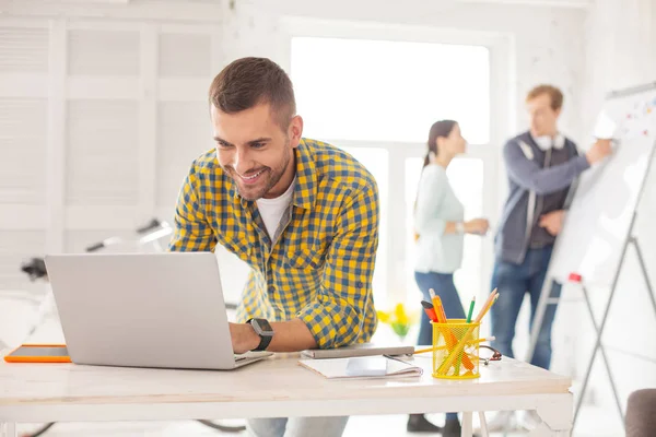 Happy male employee typing response — Stock Photo, Image