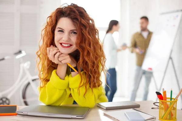 Ginger female employee proposing idea — Stock Photo, Image