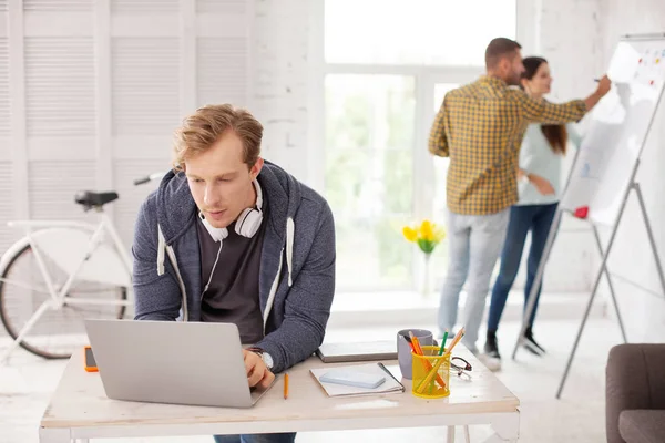 E-posta göndererek erkek çalışan odaklı