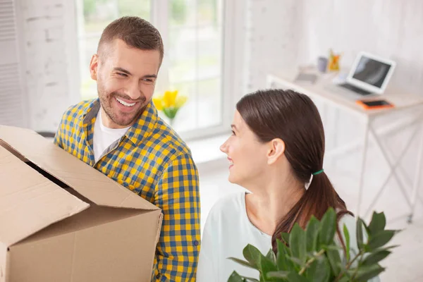 Alegre feliz pareja viniendo en apartamento —  Fotos de Stock