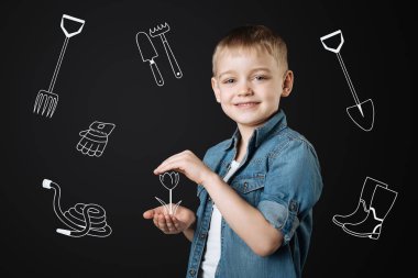 Küçük bir çiçek bunu büyüyen süre koruma boy gülümseyerek