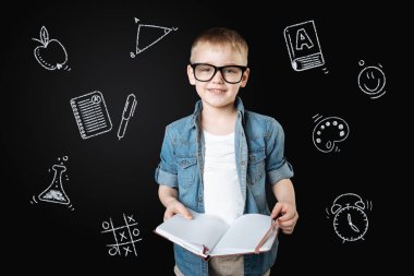 Bir defter tutan ve ders için hazır Başlarken zeki öğrenci