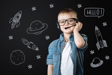 Akıllı çocuk kulaklık reklam alanı uçuşlar hakkında rüya giyiyor