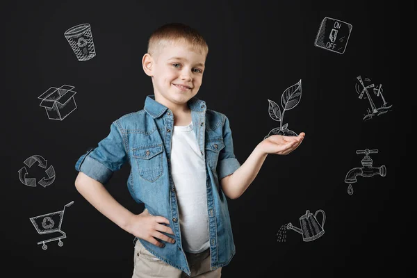 Kluger Junge, der umweltfreundlich ist und Pflanzen anbaut — Stockfoto