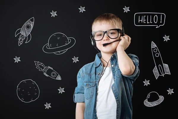 Akıllı çocuk kulaklık reklam alanı uçuşlar hakkında rüya giyiyor