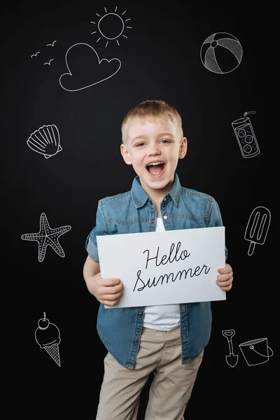 Piccolo ragazzo che apre la bocca e sorride mentre ama l'estate — Foto Stock