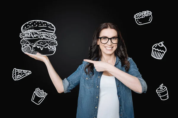 Éhes nő érzés izgatott, miközben egy óriás hamburger rendelés — Stock Fotó